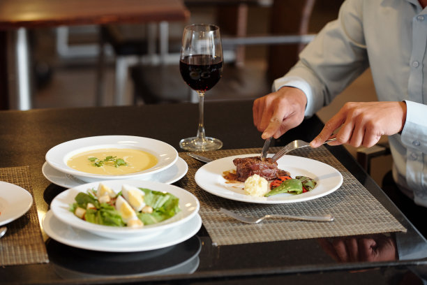 男人切牛排图片下载