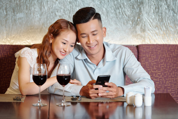 餐厅里幸福的情侣图片下载