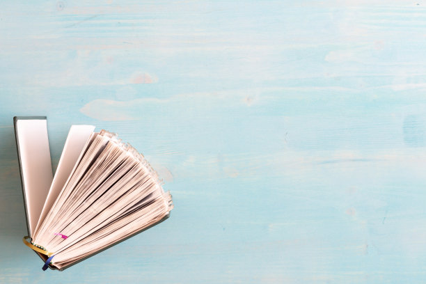 以蓝色为背景的一本书图片下载