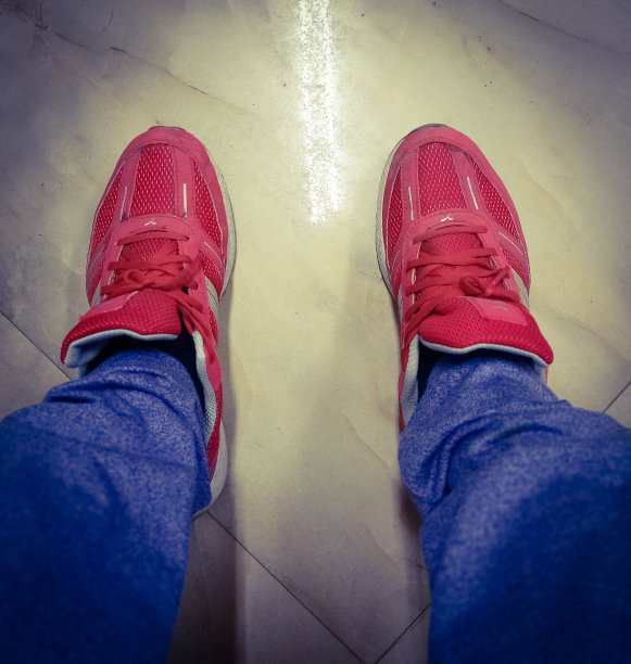 穿红鞋和蓝裤子的男人图片下载