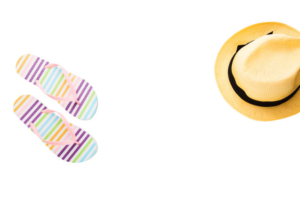 夏季饰品孤立白色。俯视图和时尚背景。帽子和条纹人字拖图片下载
