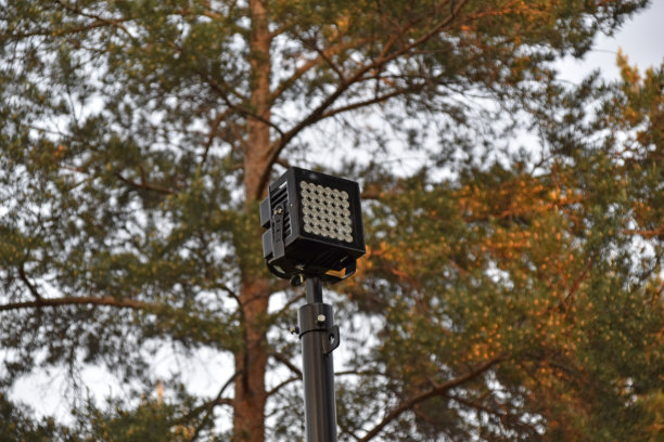 夏天公园里的铁制照明聚光灯图片下载