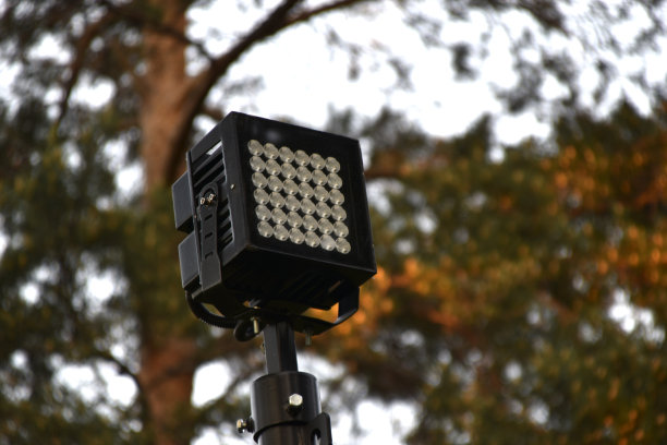 夏天公园里的铁制照明聚光灯图片下载