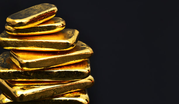 特写照片，黑色背景上的金条，复制空间图片下载