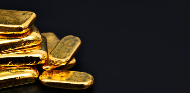特写照片，黑色背景上的金条，复制空间图片下载