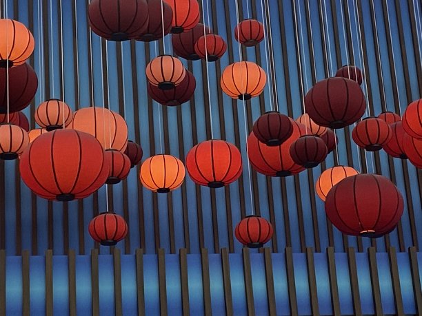 红橙相间的彩灯图片下载