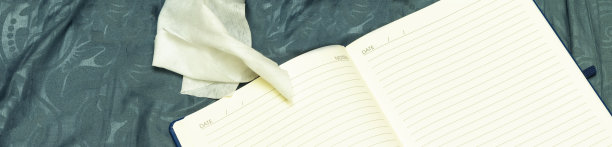 在床上放记事本或日程表图片下载