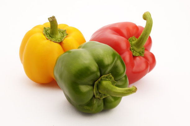 一些色彩鲜艳的绿色，黄色，红色，西姆拉辣椒或辣椒，孤立在白色的背景。图片下载