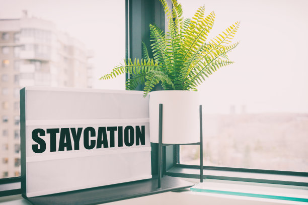 居家度假留言板灯箱冠状病毒暑期居家窗口。因为流感而不能旅行图片下载