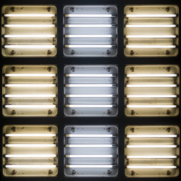 九个方形灯罩，每个灯罩里有四个荧光灯，中间一排灯是冷光，旁边一排灯是暖光。图片下载