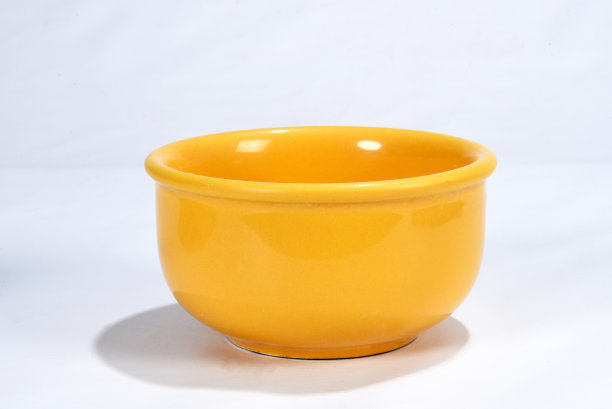 黄色碗孤立在白色背景与文字空间图片下载