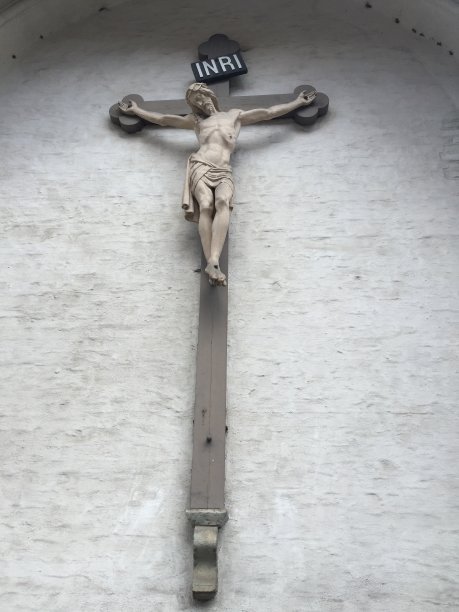 教堂前十字架上的木制耶稣像图片下载