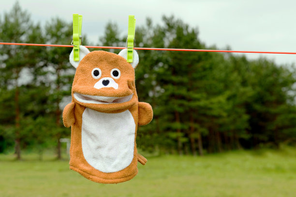 把海绵放在绳子上。海绵玩具儿童特写。可重复使用的织物和皮肤护理或皮肤清洁概念。熊洗澡玩具，手洗海绵。孩子们给海绵洗澡-棕熊图片下载