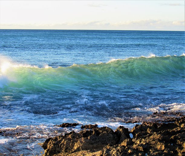 海浪形成，达到顶峰，翻滚到科奥利纳海岸线图片下载