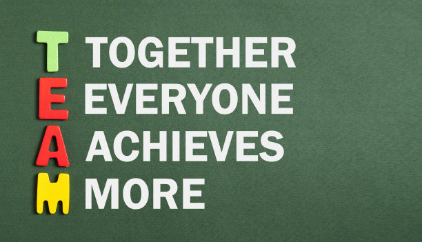 绿色背景上的彩色文字组。图片下载