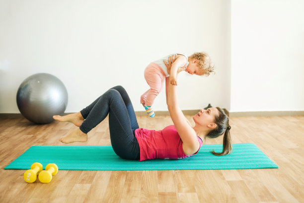 和孩子在一起，一切都更有趣。图片下载