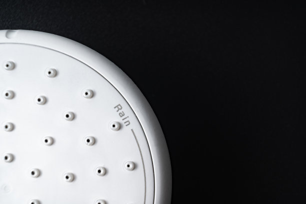 部分淋浴喷头上的黑色背景。淋浴和浴室配件。图片下载