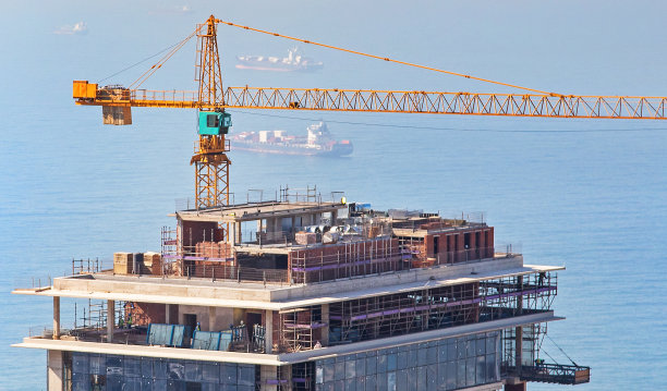 乌姆兰加拱门的航拍照片，背景是集装箱船图片下载