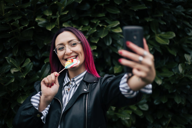 年轻漂亮的女人图片下载