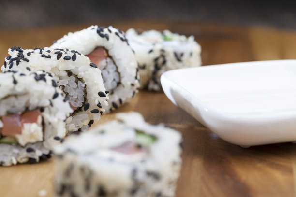 用米饭和鳟鱼或鲑鱼做成的寿司，亚洲食物图片下载