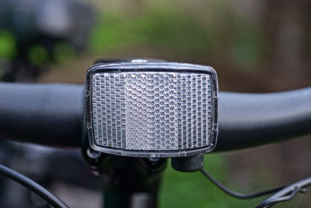 黑色金属运动自行车车把上的白色塑料反射器图片下载
