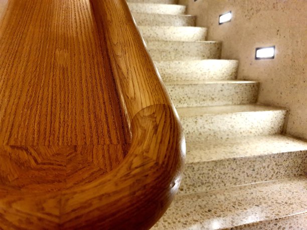 木楼梯栏杆图片下载