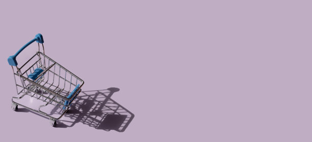 紫色背景的微型超市手推车。文本。图片下载
