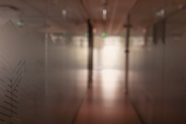 背景散景采用滑动玻璃门，室内办公室模糊不清，聚焦深度较浅。图片下载