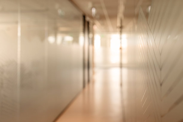 背景散景采用滑动玻璃门，室内办公室模糊不清，聚焦深度较浅。图片下载