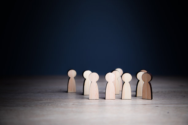 一群木制玩具人图片下载