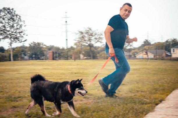 在小雨中慢跑图片下载