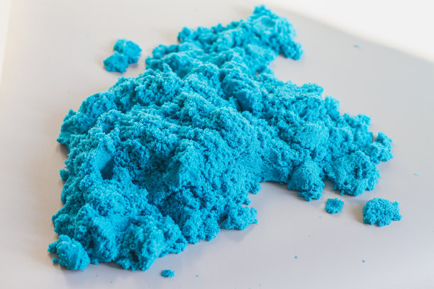 蓝色的运动沙适合儿童和幼儿玩耍和发展图片下载