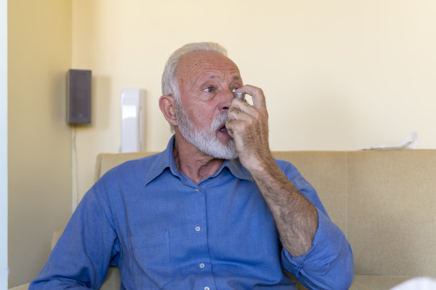 一个生病的老人在床上有哮喘问题的照片。图片下载