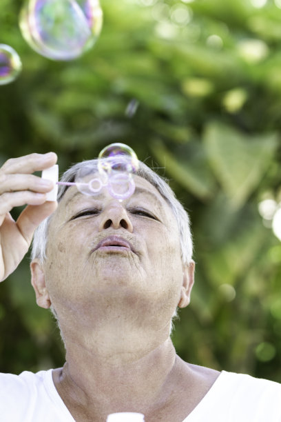 年长快乐女人图片下载