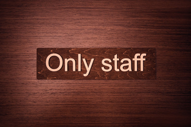 在门的背景上放一块木板。图片下载