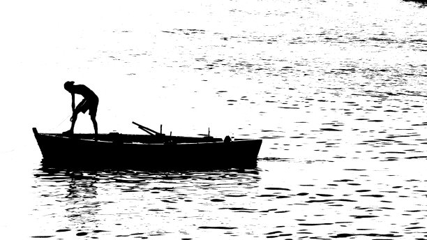 黑白艺术摄影在船上的剪影图片下载