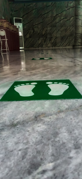 像脚底这样的标记是为了在清真寺里保持距离图片下载