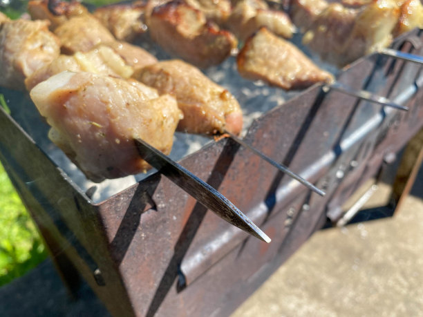 烤肉串上的猪肉图片下载