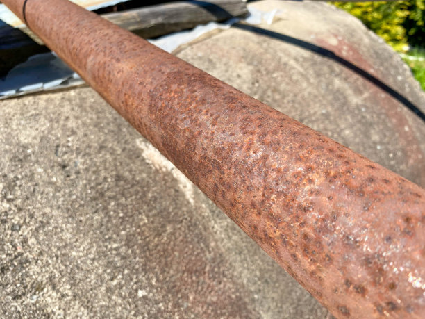 炼油厂、石化装置中用于泵送液体和建造的生锈的大直径旧铁金属工业管图片下载