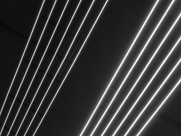 黑色和白色的纹理发光明亮的霓虹灯LED多色激光抽象条纹和线从平行灯。背景图片下载