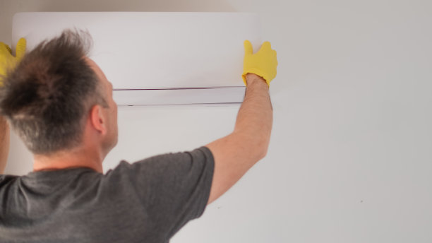 穿灰色衬衫修理空调的人图片下载