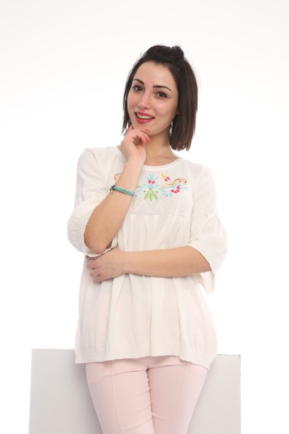 年轻漂亮的女人穿着衬衫和裤子前面的白色背景图片下载