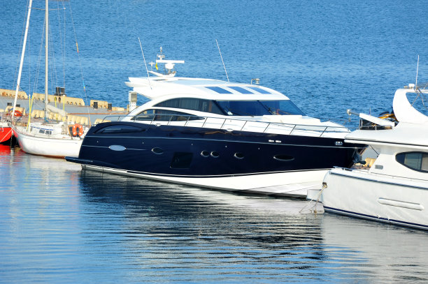 机动游艇在码头图片下载