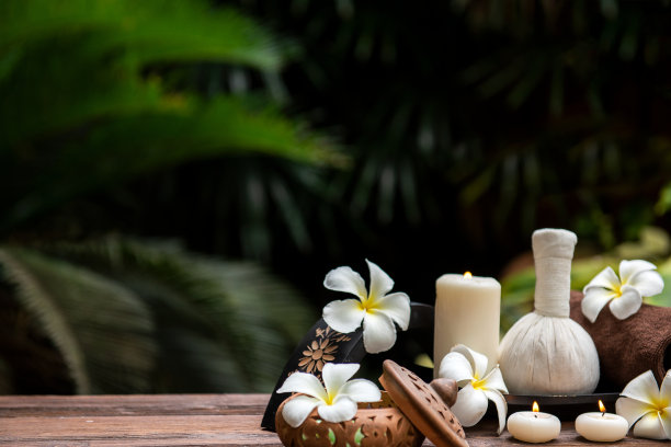 泰国Spa。按摩水疗治疗香气的健康和放松。温泉鸡蛋花用于身体治疗。图片下载