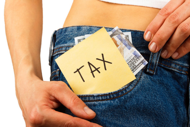 漂亮女人穿着牛仔裤，口袋里装着百元钞票图片下载