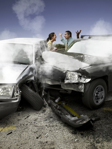 两个人在车祸后争吵。图片下载