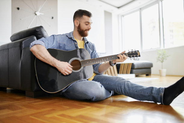 吉他手在家弹奏原声吉他图片下载