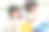 亚洲两个甜甜的小女孩坐在家里的沙发上享受着快餐、薯片。饥饿的学龄前可爱的孩子用手把零食放进嘴里。美味和不健康的儿童食品概念图片下载