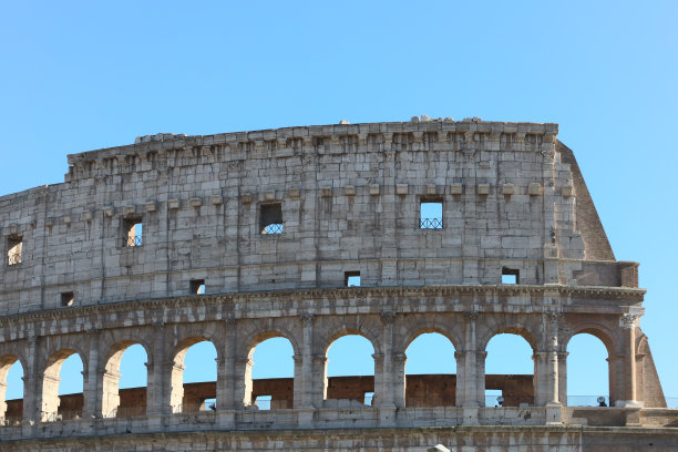 意大利罗马圆形大剧场周边墙壁的细节，有蓝色的天空图片下载