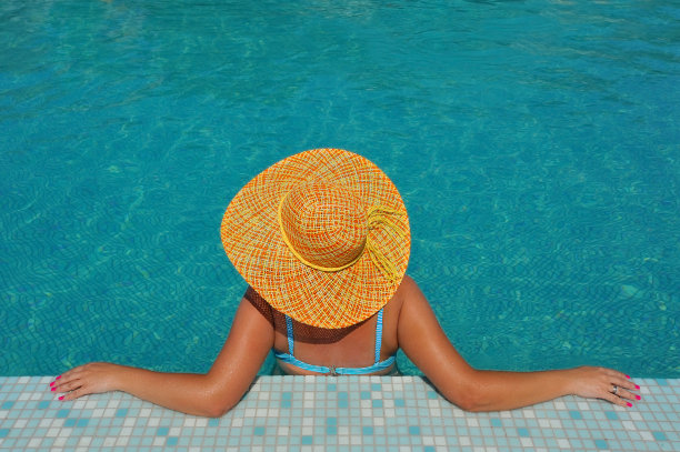 真正的女性美容放松在游泳池图片下载